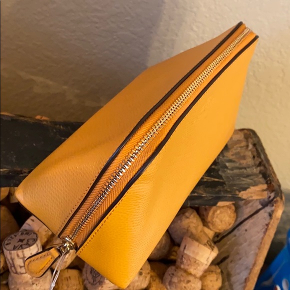 Coach Triangular shaped leather bag - Picture 7 of 7